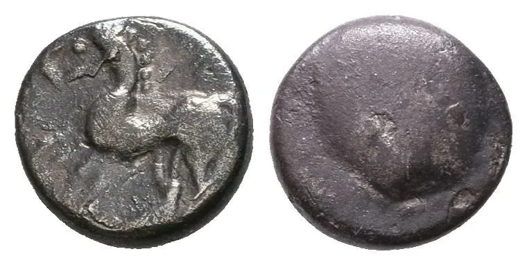 AR mince, Tauriskové, Plochý hrbol / Stylizovaný kůň zleva, výrazná hlava a hříva — 1