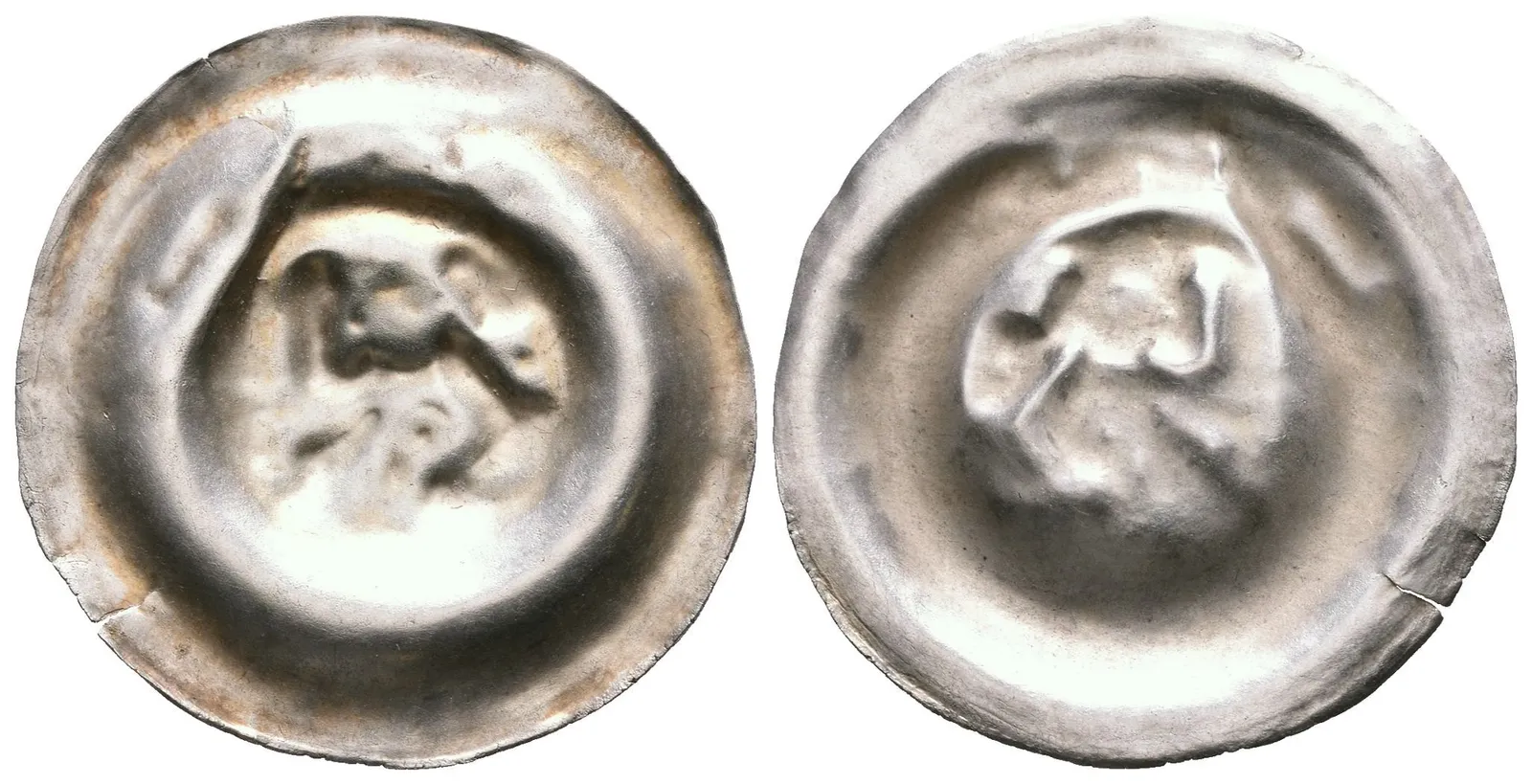 Střední brakteát český, Cach 844, pěkná zachovalost a patina, lehce zvlněný (0,68 g) — 1