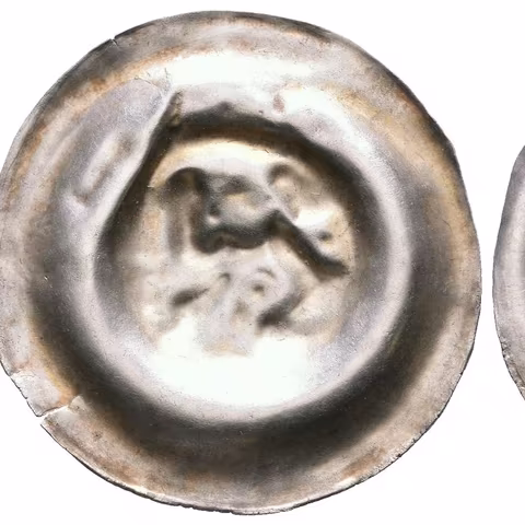 Střední brakteát český, Cach 844, pěkná zachovalost a patina, lehce zvlněný (0,68 g)