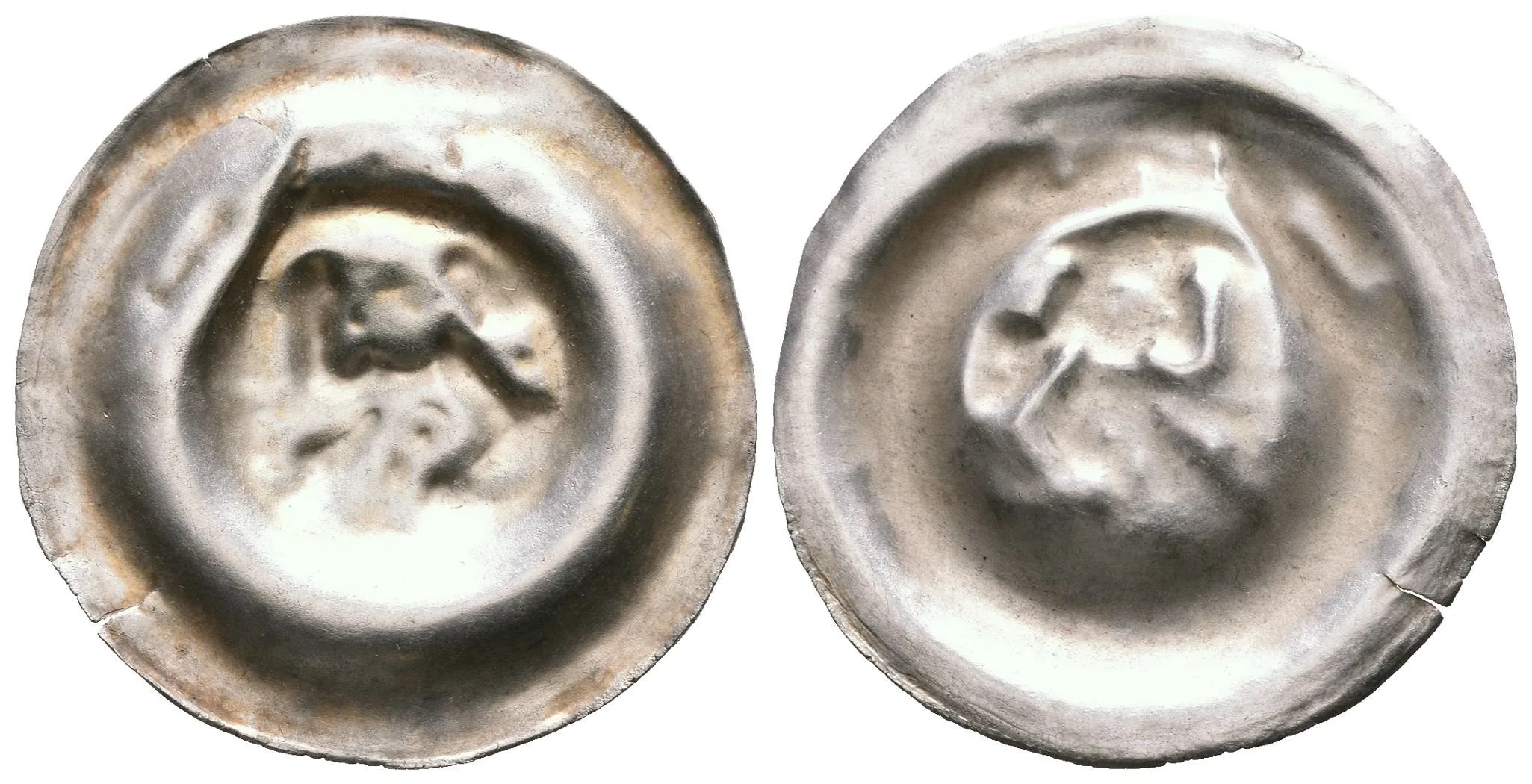 Střední brakteát český, Cach 844, pěkná zachovalost a patina, lehce zvlněný (0,68 g) — 1