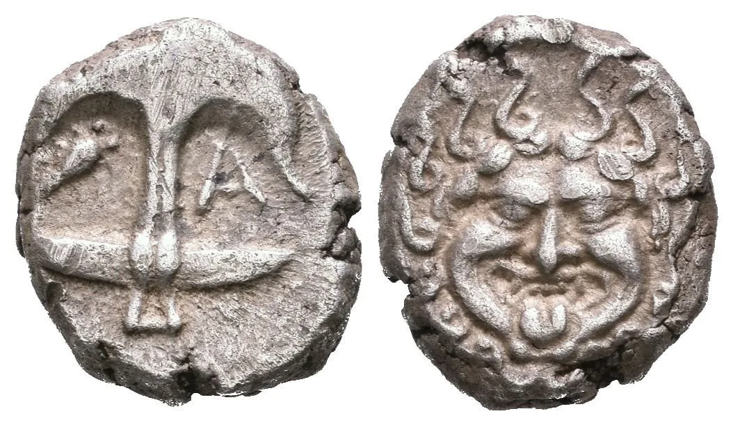 Drachma, 450 - 400 př. Kr., Kotva, pod ní je písmeno A a rak / Hlava Gorgony čelně, — 1