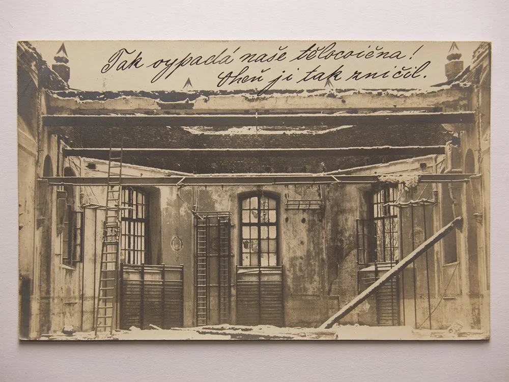 Rakousko, Wiener. Neustadt, vyhořelá tělocvična — 1
