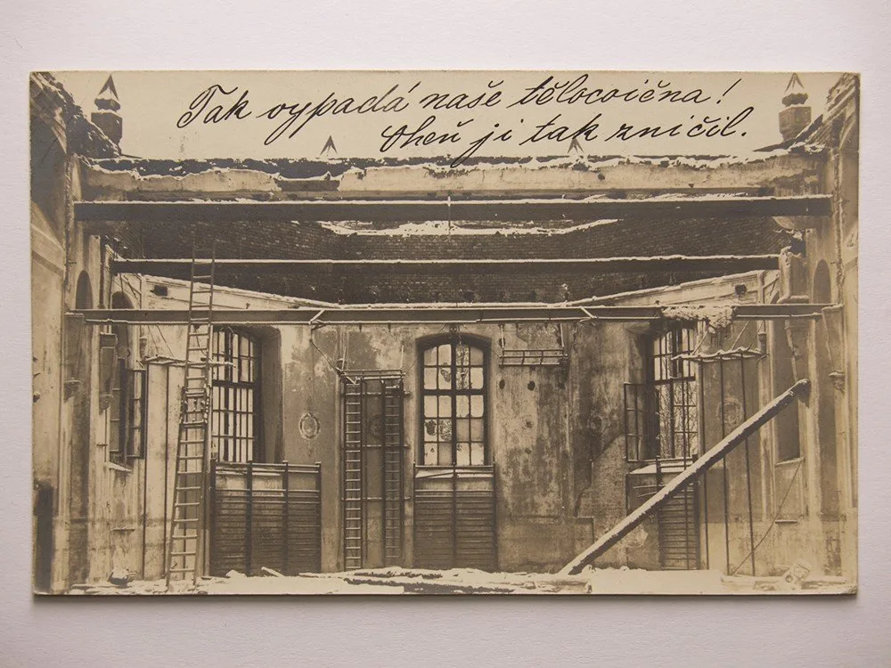 Rakousko, Wiener. Neustadt, vyhořelá tělocvična — 1