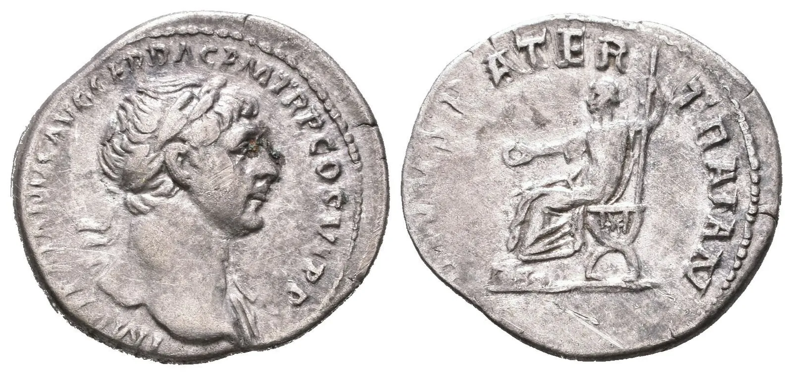 Denár, 112 - 114, Rv: DIVVS PATER TRAIAN, sedící Trajan zleva drží pateru — 1