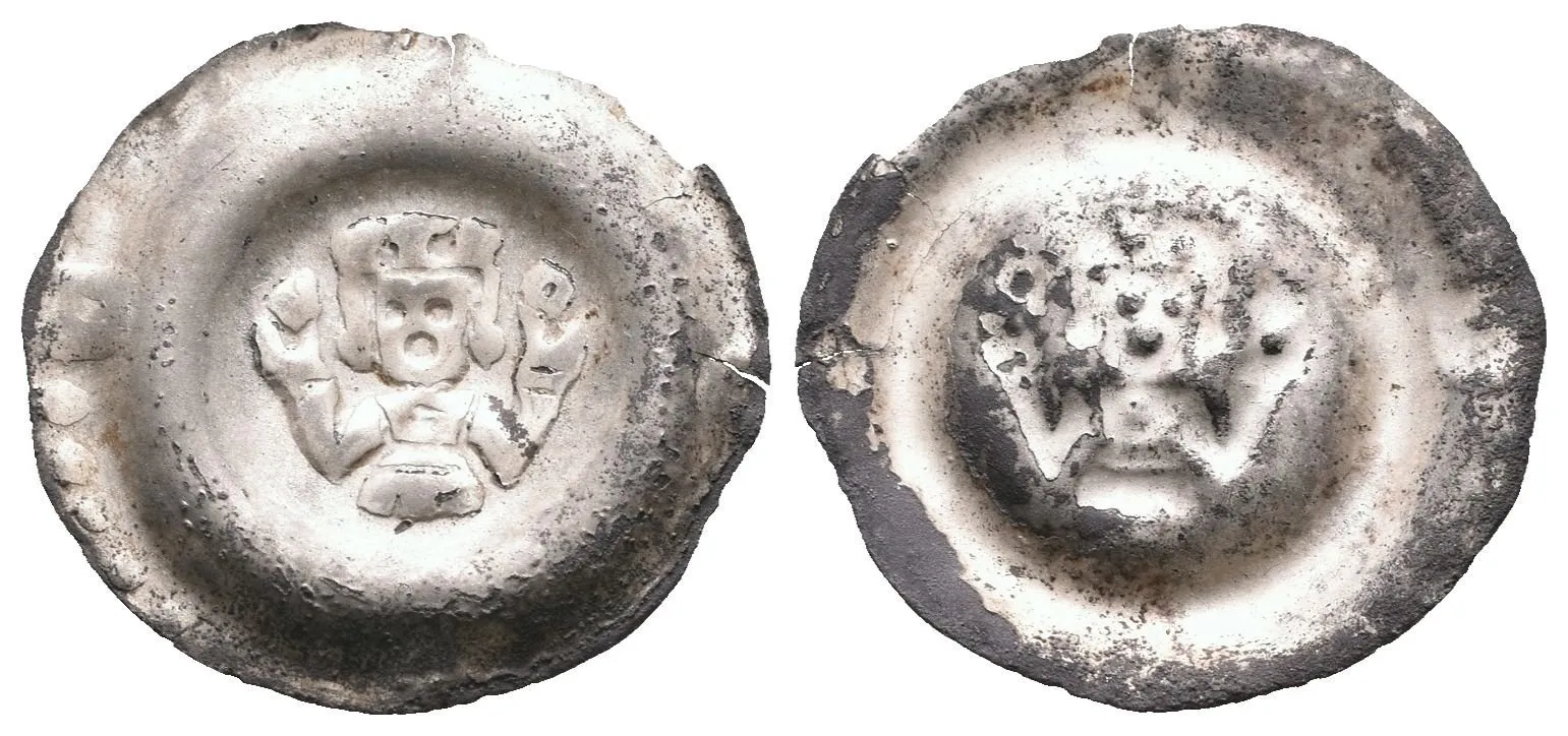Střední brakteát moravský, Cach 992, oxidace a lehce olámaný (0,38 g) — 1