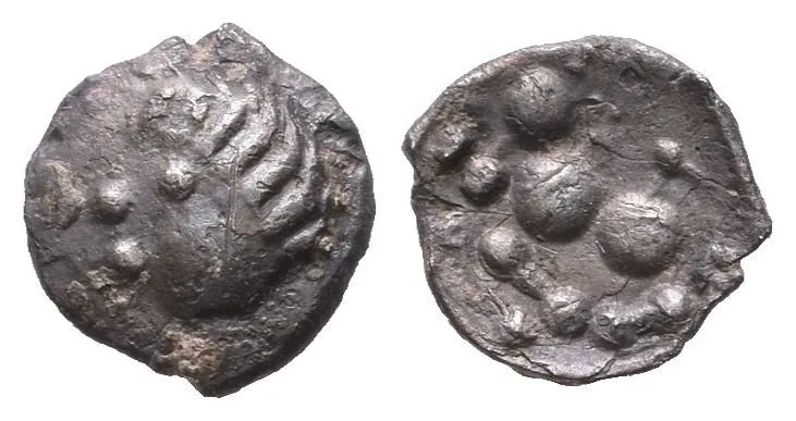 AR Obol, typ Břeclav, Stylizovaná hlava s vlasy a čelenkou vlevo / Stylizovaný koník zleva, — 1