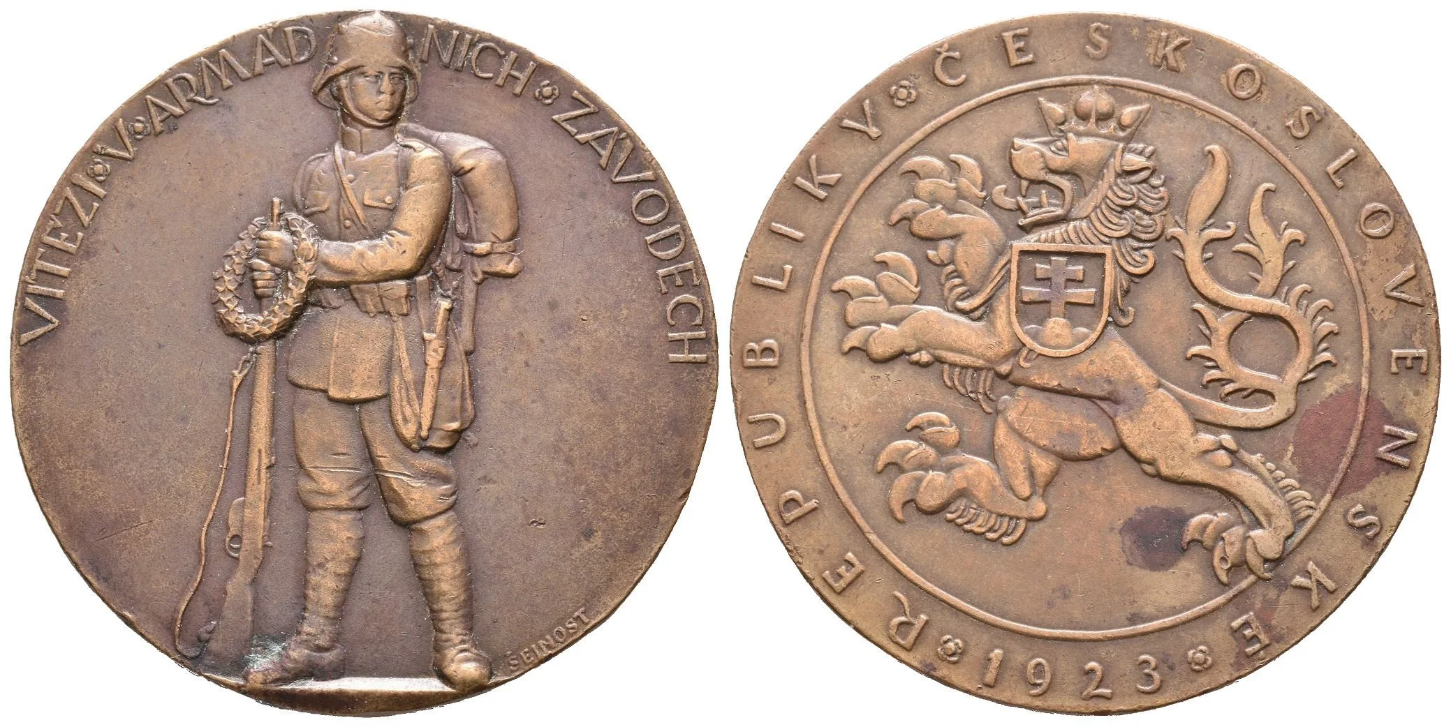 AE Medaile 1923 - Armádní závody čs. armády. Stojící voják s puškou a věncem, opis / — 1