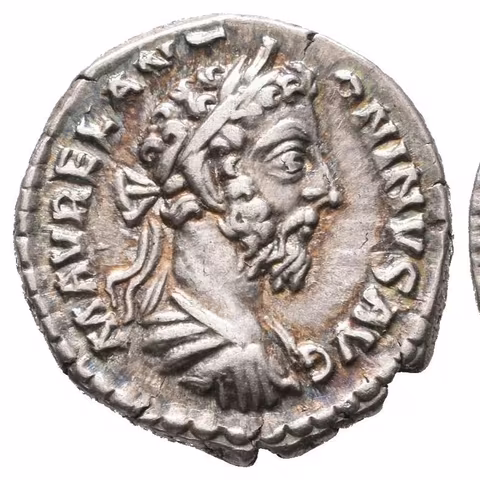 Denár, 179 - 180, Rv: TR P XXXIIII IMP X COS III P P, stojící okřídlená Victoria