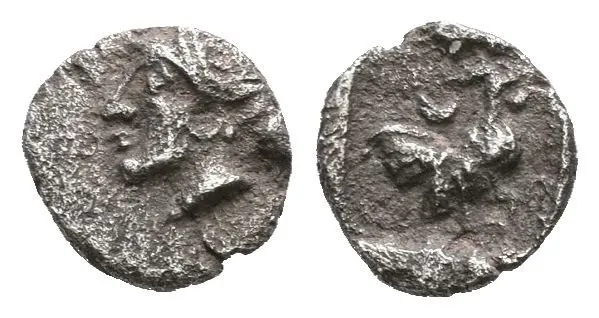 AR Tetartemorion, 475 - 465 př. Kr., Hlava Nymfa zprava / stojící kohout vpravo v inkusním čtverci, — 1