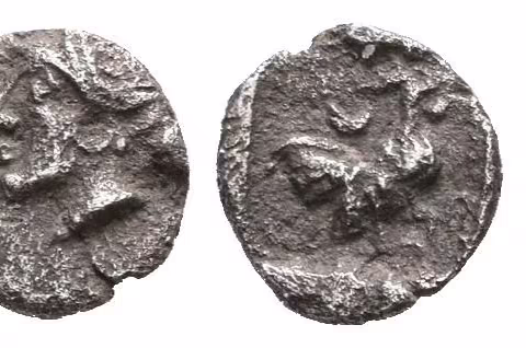 AR Tetartemorion, 475 - 465 př. Kr., Hlava Nymfa zprava / stojící kohout vpravo v inkusním čtverci,