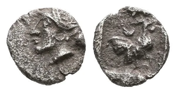 AR Tetartemorion, 475 - 465 př. Kr., Hlava Nymfa zprava / stojící kohout vpravo v inkusním čtverci, — 1