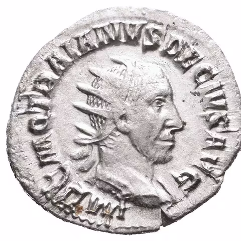 Antoninian, 249 - 251, Rv: DACIA, stojící Dacia zleva drží dlouhou hůl zakončenou