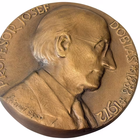 AE Plaketa 2000 - Profesor Josef Dobiáš. Litý bronz 154 mm