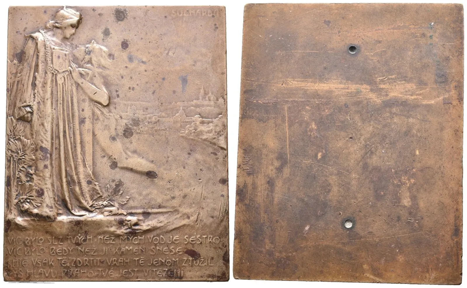 AE Plaketa b.l. (1902) - Vltava a Praha. Dvě alegorické postavy, v pozadí pohled na město, — 1