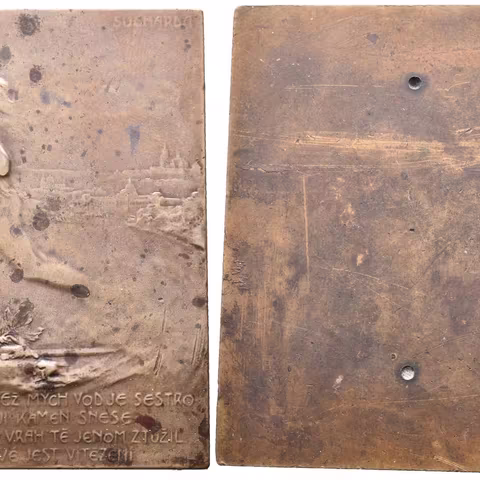 AE Plaketa b.l. (1902) - Vltava a Praha. Dvě alegorické postavy, v pozadí pohled na město,