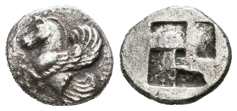 Trihemiobol, 500 - 450 př. Kr., Pegas letící vpravo / Quadratum incusum v podobě svastiky, — 1