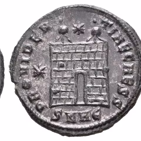 AE 3, Heraclea, 327 - 329, Rv: PROVIDENTIAE CAESS, táborová brána se dvěma
