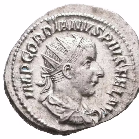 Antoninian, 240, Rv: VIRTVS AVG, stojící Virtus čelně drží oštěp, u nohou