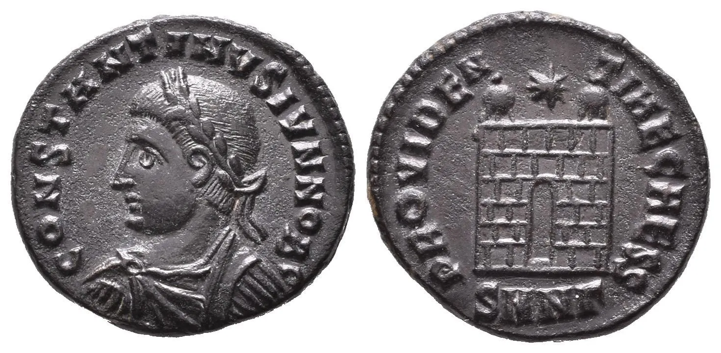 AE 3, Nicomedia, 317-320, Rv: PROVIDENTIAE CAESS, táborová brána se dvěma — 1