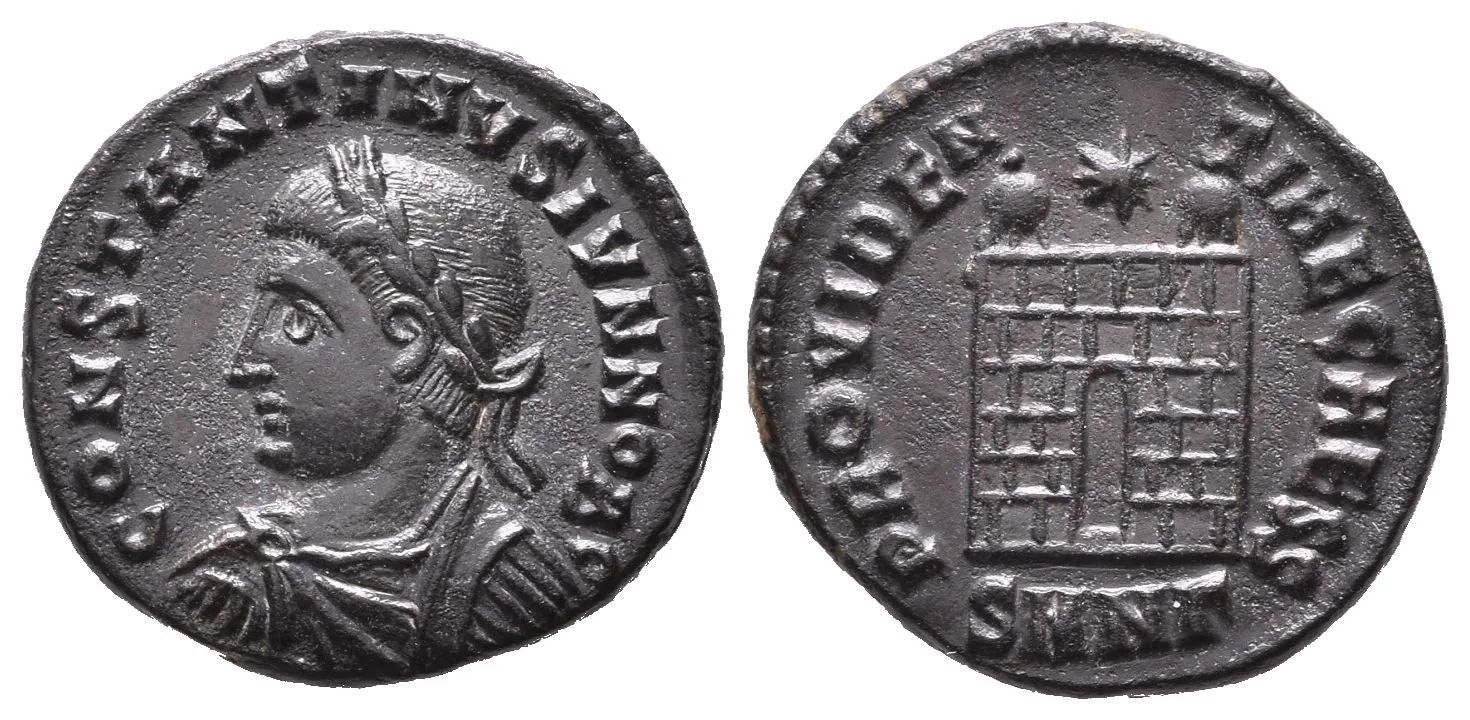 AE 3, Nicomedia, 317-320, Rv: PROVIDENTIAE CAESS, táborová brána se dvěma — 1