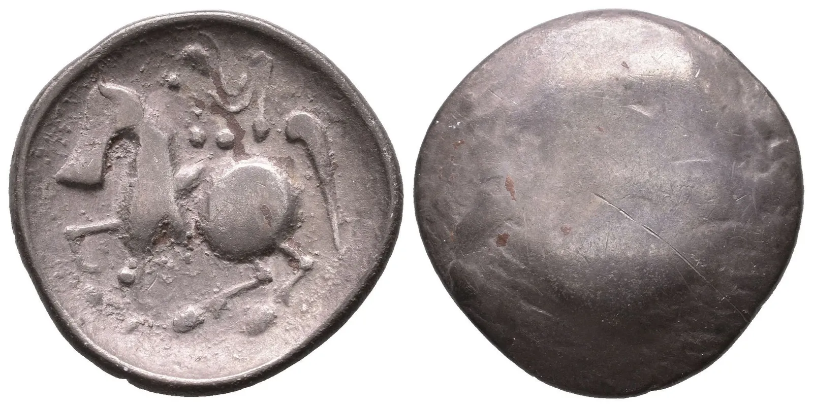 Tetradrachma, typ Zweigarm, Stylizovaná hlava Die zprava (ražba z opotřebovaného razidla) / — 1