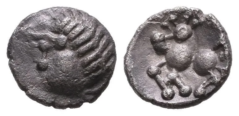 AR Obol, typ Břeclav, Stylizovaná hlava s vlasy a čelenkou vlevo / Stylizovaný koník zleva, — 1