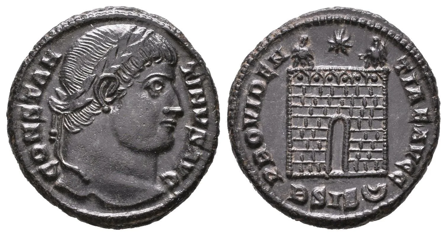 Follis, Siscia, 328-329, Rv: PROVIDENTIAE AVGG, táborová brána, — 1