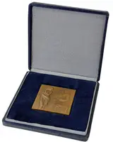 AE Plaketa b.l. - "Chamtivec". Jednostranný patinovaný bronz 60x56 mm, — 2