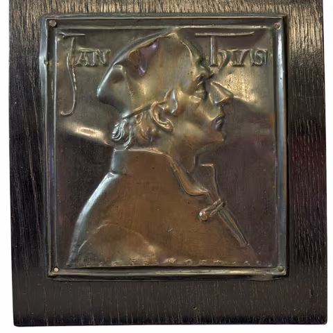 AE Plaketa 1915 - Jan Hus, bronzový tepaný reliéf na dřevěné desce, 143x131