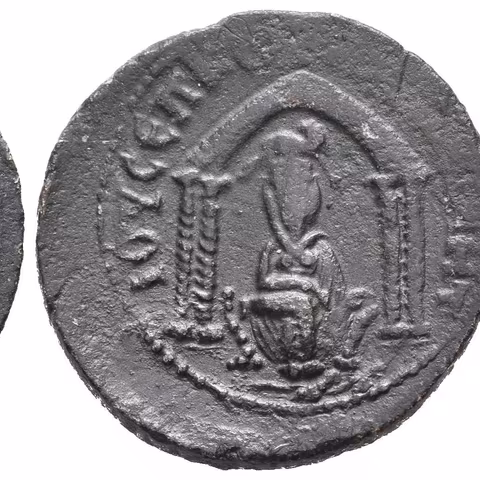 Mesopotamia, Nisibis, AE 25, Rv: socha Tyché sedící čelně v chrámu o 4 sloupech,