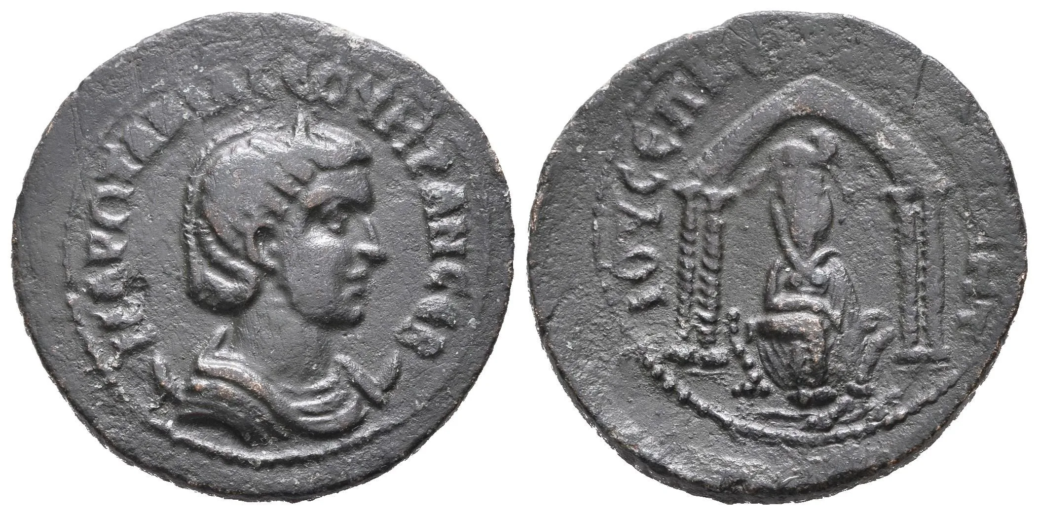 Mesopotamia, Nisibis, AE 25, Rv: socha Tyché sedící čelně v chrámu o 4 sloupech, — 1