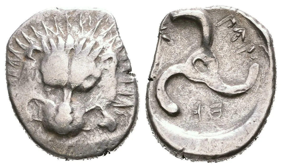 AR Tetrobol, cca. 380 př. Kr., Lví skalp čelně / Triskeles, kolen nápis PERIKLE, SG.5241, — 1