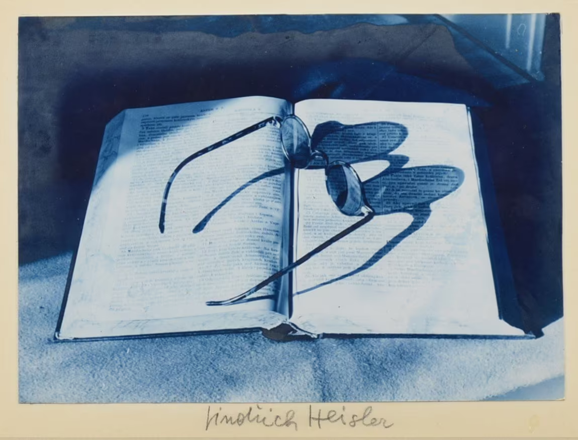 HEISLER Jindřich: HEISLER Jindřich (1914-1953) - Brýle na knize.