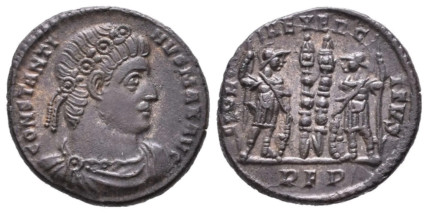 Follis, 330 - 335, Rv: GLORIA EXERCITVS, dva vojácí drží kopí proti sobě, mezi — 1