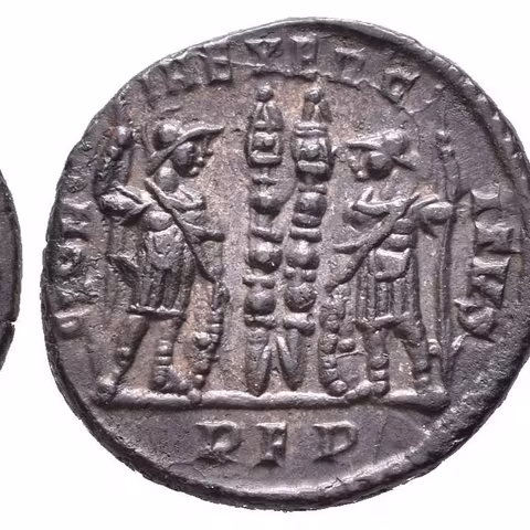 Follis, 330 - 335, Rv: GLORIA EXERCITVS, dva vojácí drží kopí proti sobě, mezi