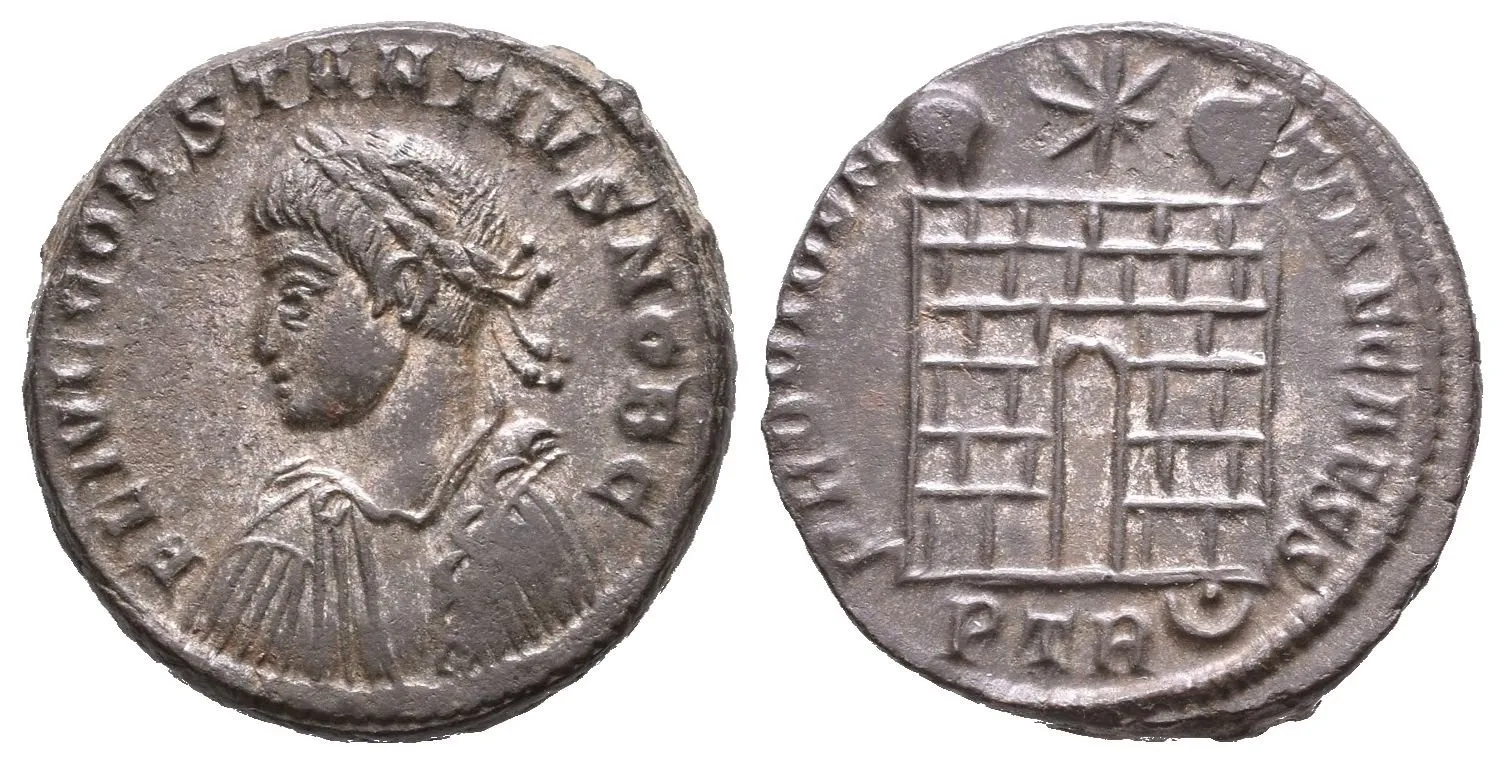 Follis, Treveri, 326, Rv: PROVIDENTIA CAESS, táborová brána se dvěma věžemi, — 1
