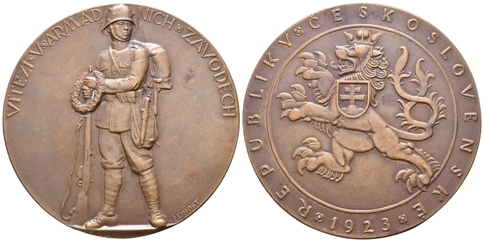 AE Medaile 1923 - Armádní závody čs. armády. Stojící voják s puškou a věncem, opis / — 1