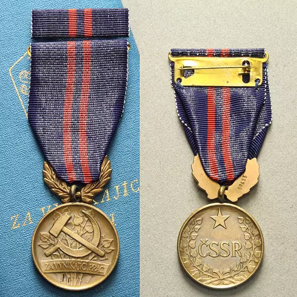 Vyznamenání Za vynikající práci, II. vydání, VM.34-II, stužka, pův. etue