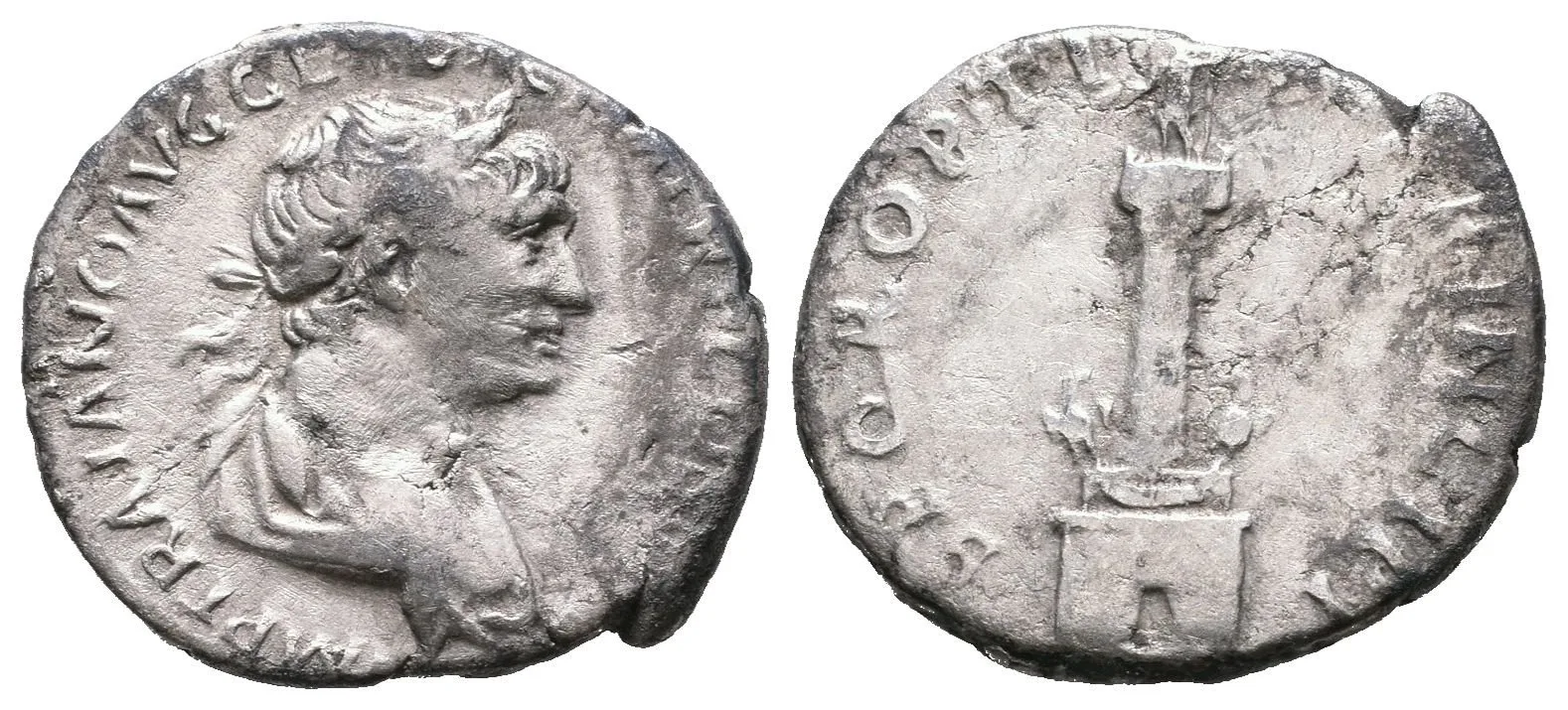 Denár, 112 - 117, Rv: S P Q R OPTIMO PRINCIPI, Trajánův sloup, nahoře postava — 1